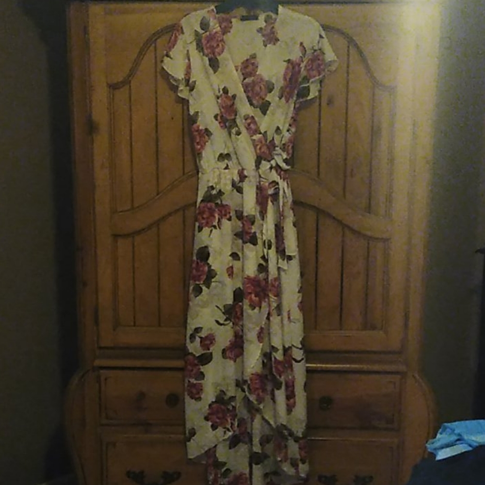 Wrap maxi dress white Floral dress size small
